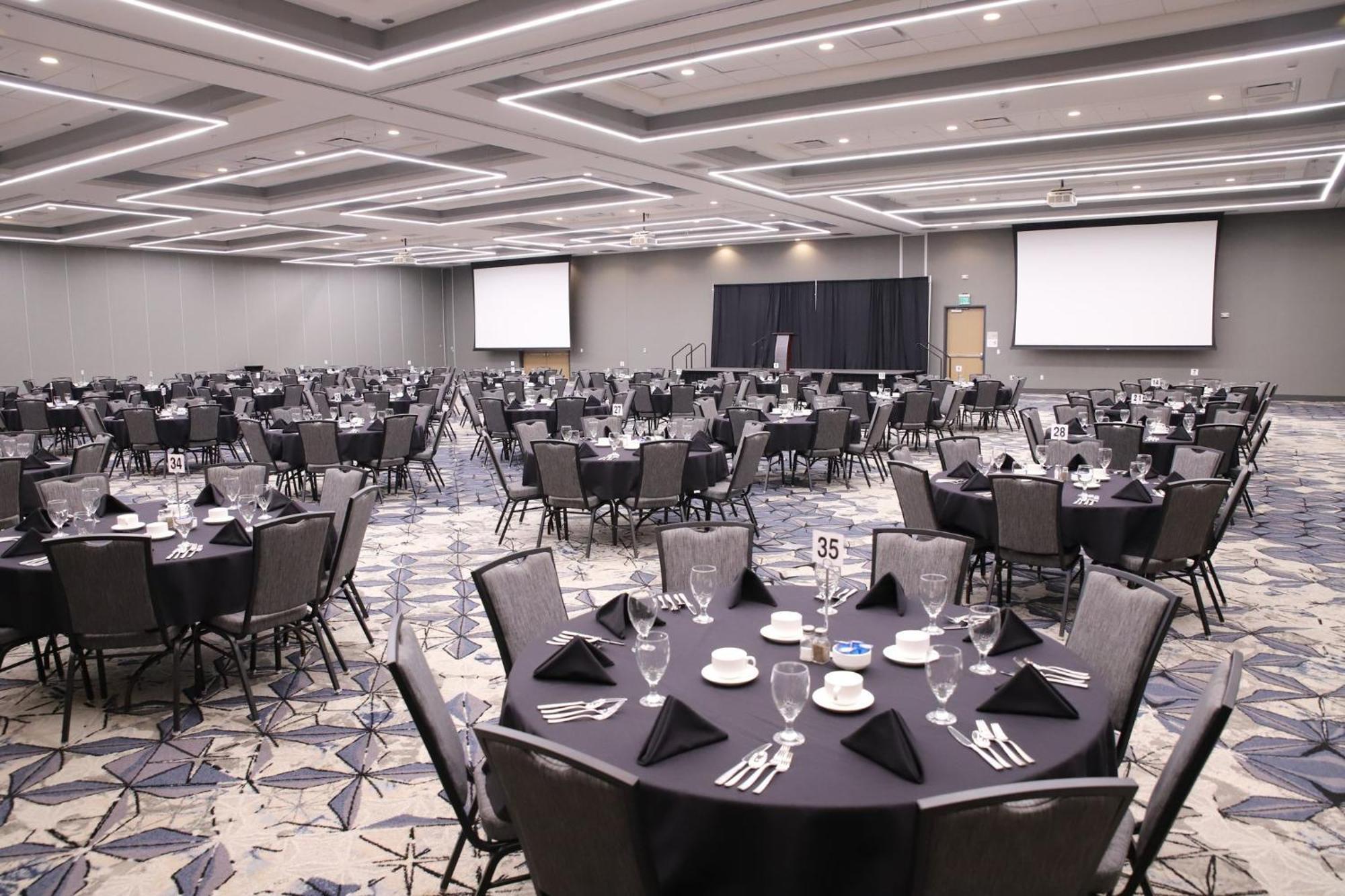 Holiday Inn & Suites Cedar Falls-Waterloo Event Ctr By Ihg Экстерьер фото